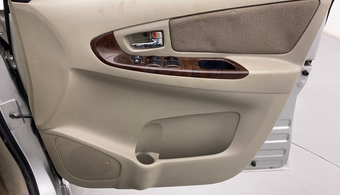 2014 Toyota Innova 2.5 VX 8 STR BS IV, Diesel, Manual, 84,292 km, Driver Side Door Panels Control