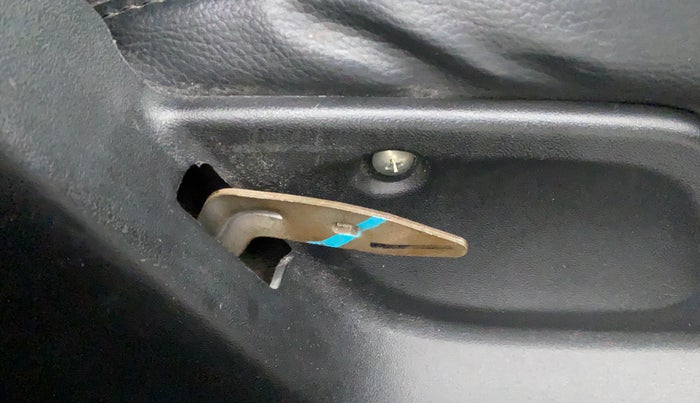2012 Maruti Swift VDI, Diesel, Manual, 76,775 km, Driver seat - Folding lever cover has minor damage