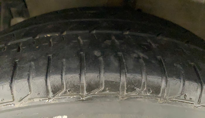 2014 Maruti Ertiga VXI, Petrol, Manual, 76,333 km, Left Front Tyre Tread