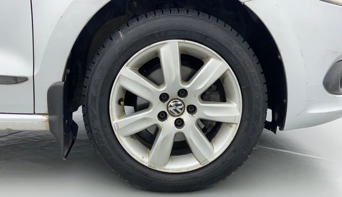 2011 Volkswagen Vento HIGHLINE 1.6 MPI, Petrol, Manual, 78,653 km, Right Front Wheel
