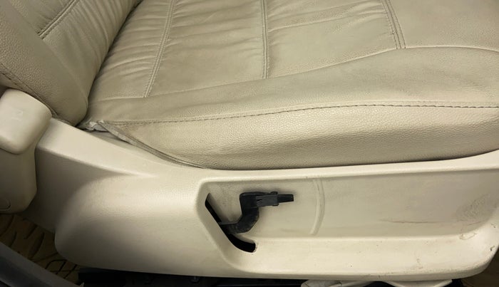 2011 Volkswagen Vento HIGHLINE 1.6 MPI, Petrol, Manual, 78,653 km, Driver seat - Folding lever cover has minor damage