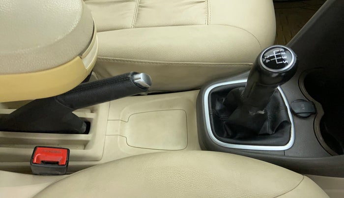 2011 Volkswagen Vento HIGHLINE 1.6 MPI, Petrol, Manual, 78,653 km, Gear Lever