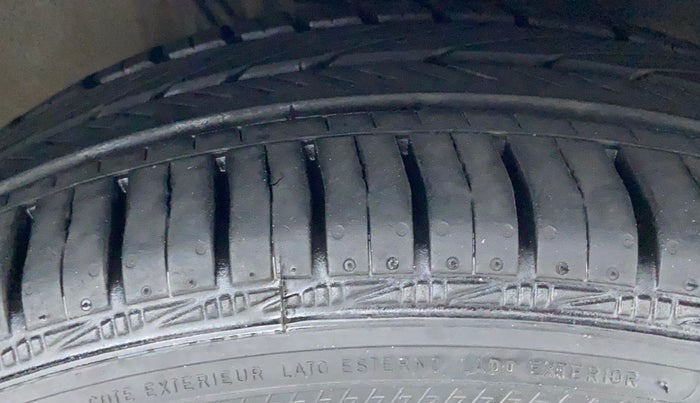 2011 Volkswagen Vento HIGHLINE 1.6 MPI, Petrol, Manual, 78,653 km, Right Front Tyre Tread