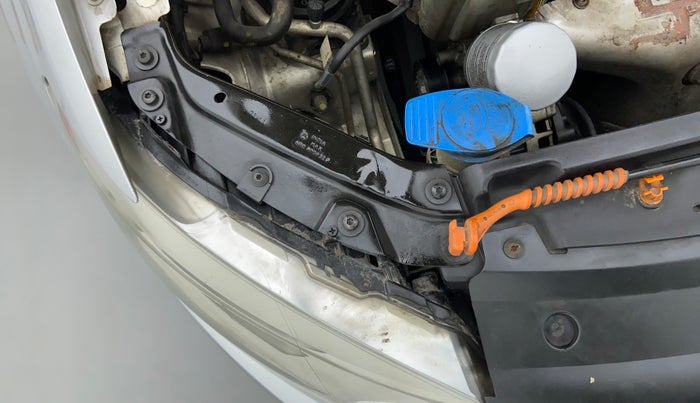 2011 Volkswagen Vento HIGHLINE 1.6 MPI, Petrol, Manual, 78,653 km, Right headlight - Clamp has minor damage
