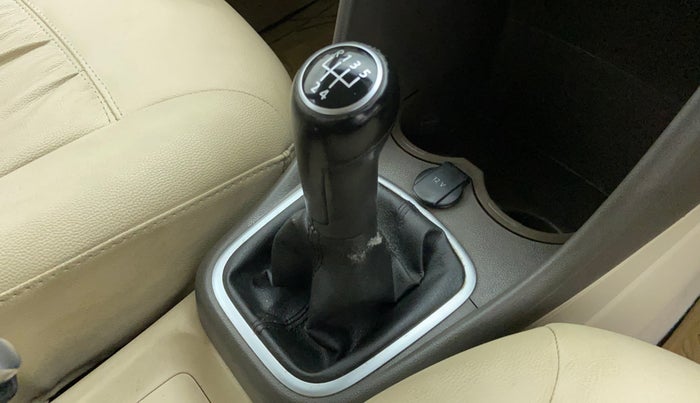 2011 Volkswagen Vento HIGHLINE 1.6 MPI, Petrol, Manual, 78,653 km, Gear lever - Boot cover slightly torn