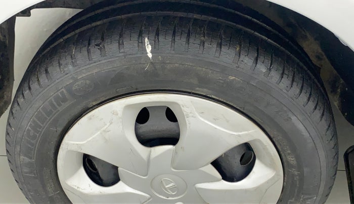 2012 Toyota Etios G, Petrol, Manual, 89,441 km, Left front tyre - Minor crack