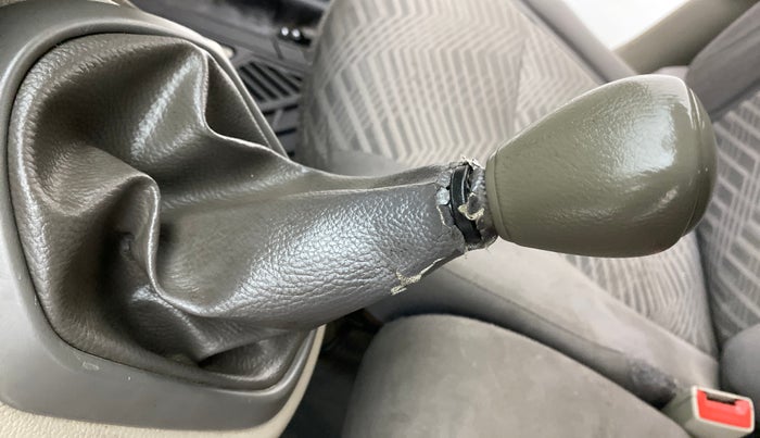 2016 Datsun Go Plus T, Petrol, Manual, 92,608 km, Gear lever - Boot cover slightly torn