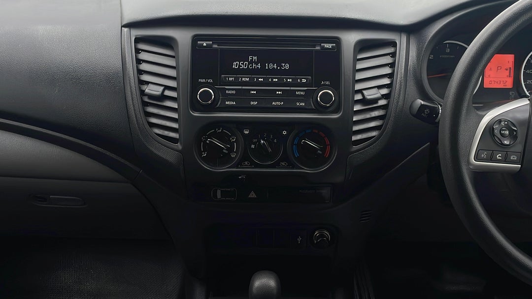 2016 Mitsubishi Triton Glx (4x4), Automatic, 74372 km, Center Console