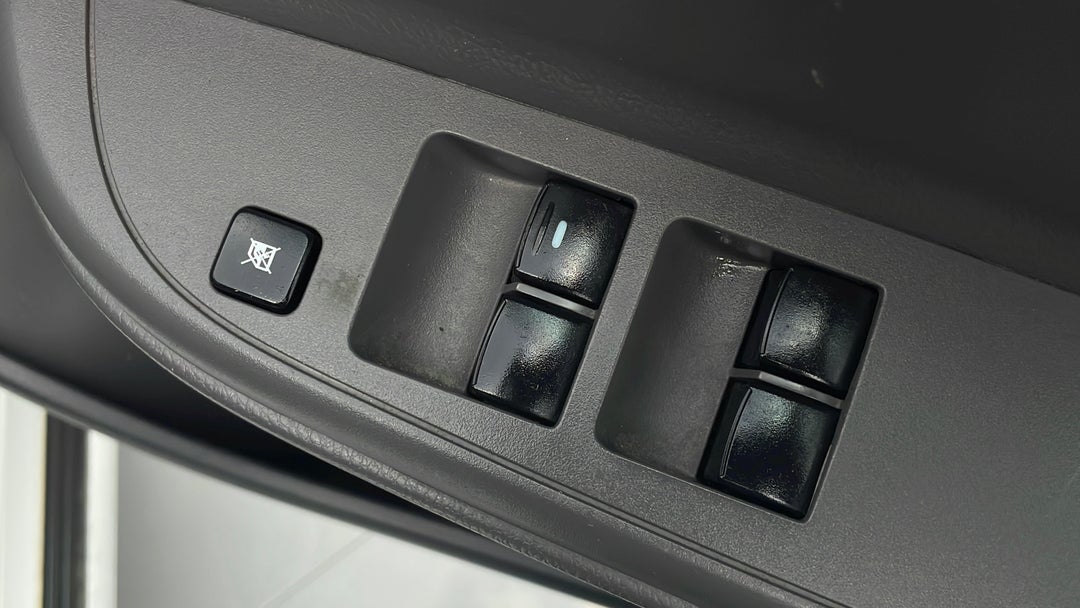 2016 Mitsubishi Triton Glx (4x4), Automatic, 74372 km, Drivers Side Door Panel Controls