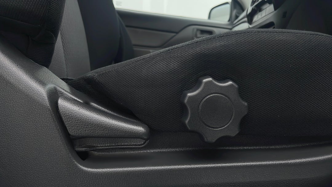 2016 Mitsubishi Triton Glx (4x4), Automatic, 74372 km, Drivers Side Adjustment Panel