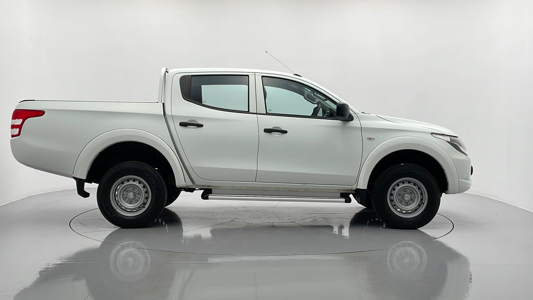 2016 Mitsubishi Triton Glx (4x4), Automatic, 74372 km, Right Side View