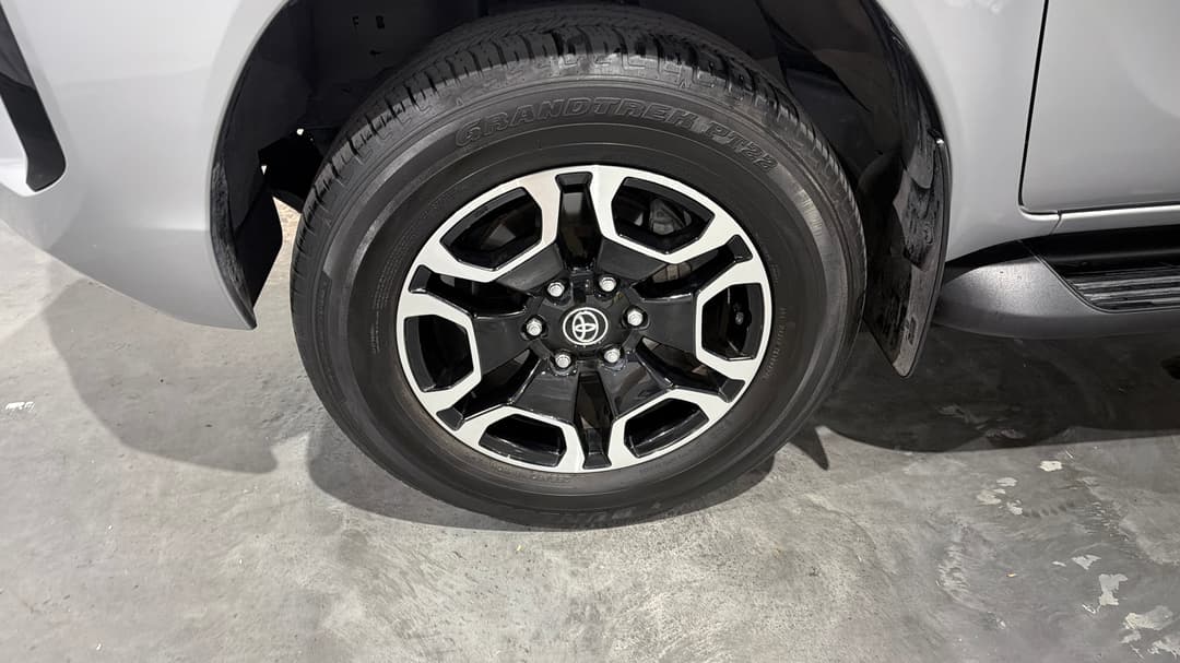 2024 Toyota Hilux Sr5 + Premium Interior (4x4), Automatic, 37112 km, Left Front Wheel