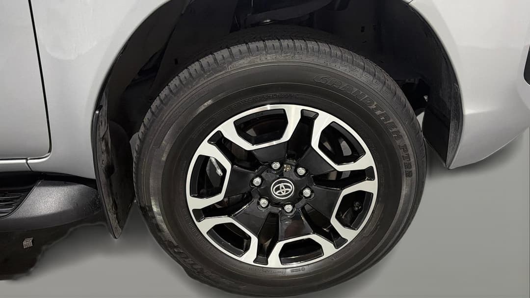 2024 Toyota Hilux Sr5 + Premium Interior (4x4), Automatic, 37112 km, Right Front Wheel