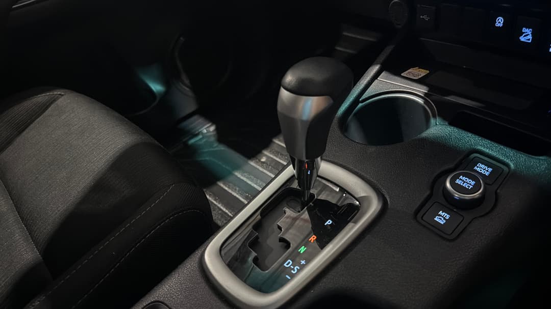 2024 Toyota Hilux Sr5 + Premium Interior (4x4), Automatic, 37112 km, Gear Lever 
