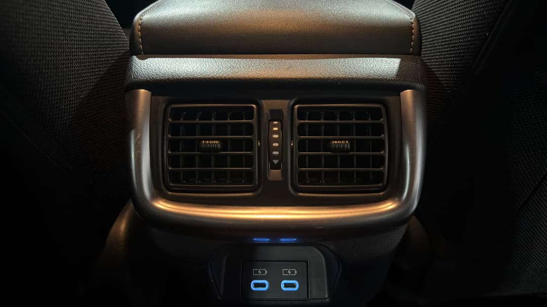 2024 Toyota Hilux Sr5 + Premium Interior (4x4), Automatic, 37112 km, Rear A/C Vent