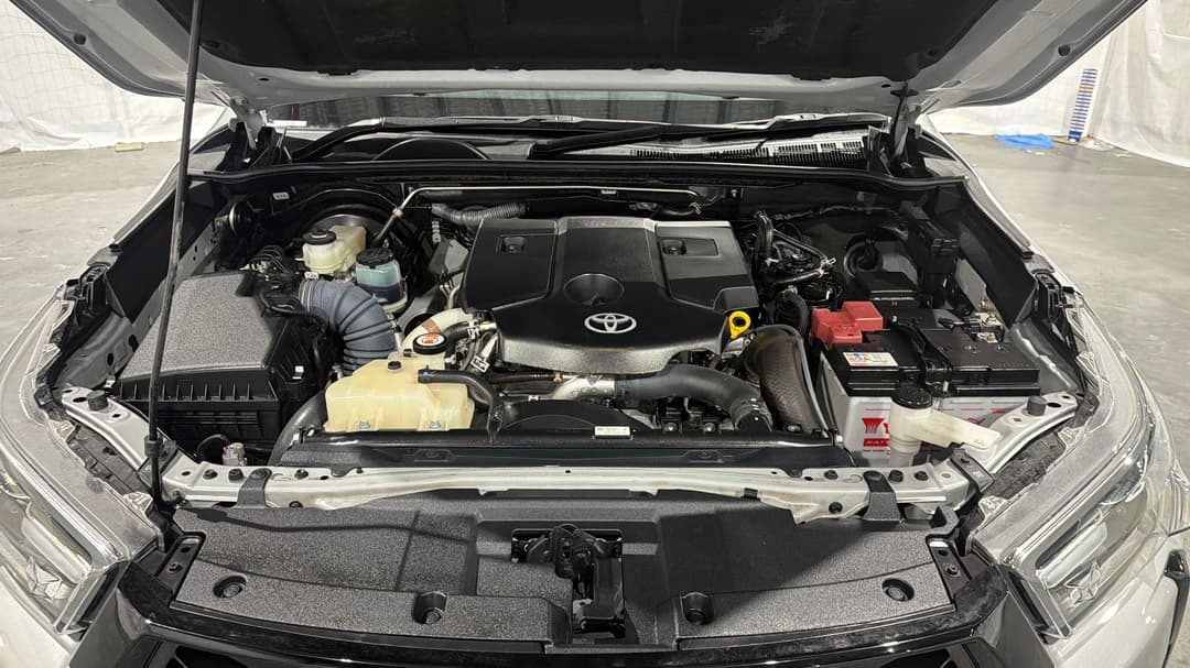 2024 Toyota Hilux Sr5 + Premium Interior (4x4), Automatic, 37112 km, Open Bonnet (Engine)