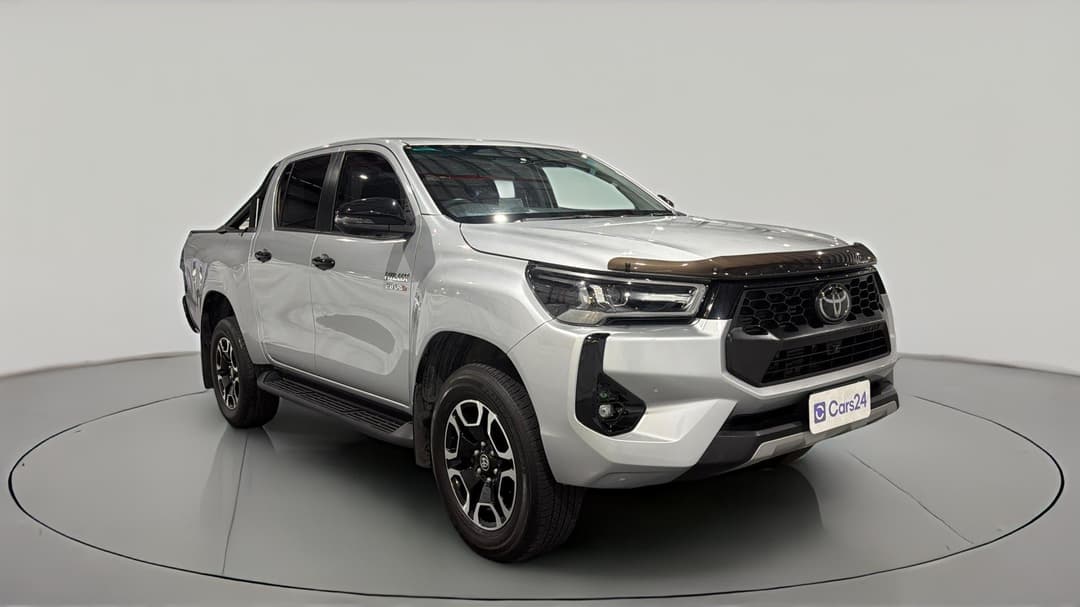 2024 Toyota Hilux Sr5 + Premium Interior (4x4), Automatic, 37112 km, Right Front Diagonal (45- Degree) View