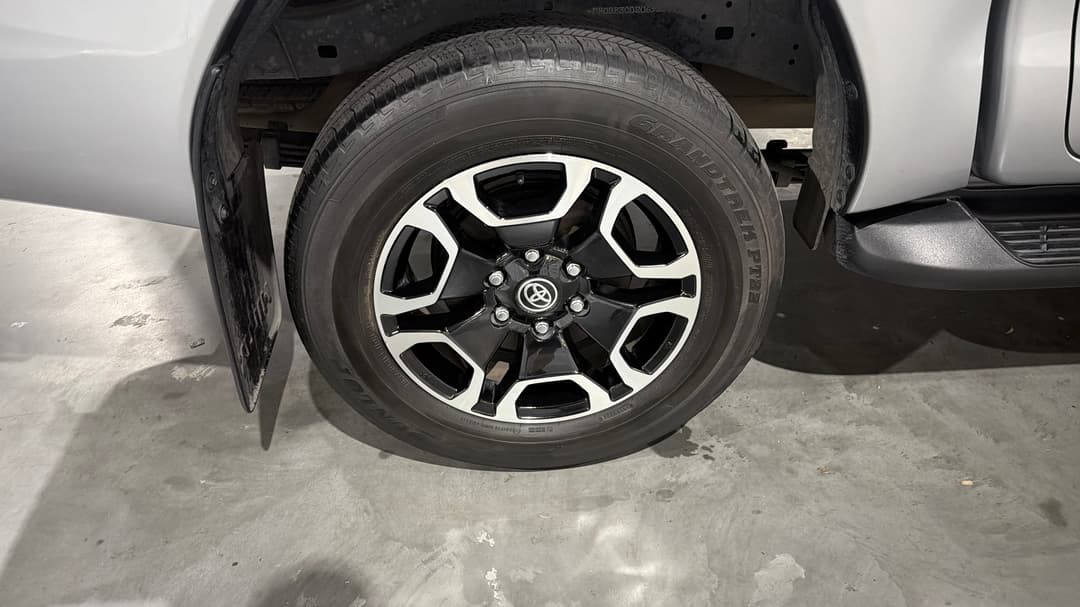 2024 Toyota Hilux Sr5 + Premium Interior (4x4), Automatic, 37112 km, Right Rear Wheel