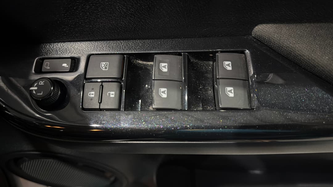 2024 Toyota Hilux Sr5 + Premium Interior (4x4), Automatic, 37112 km, Drivers Side Door Panel Controls
