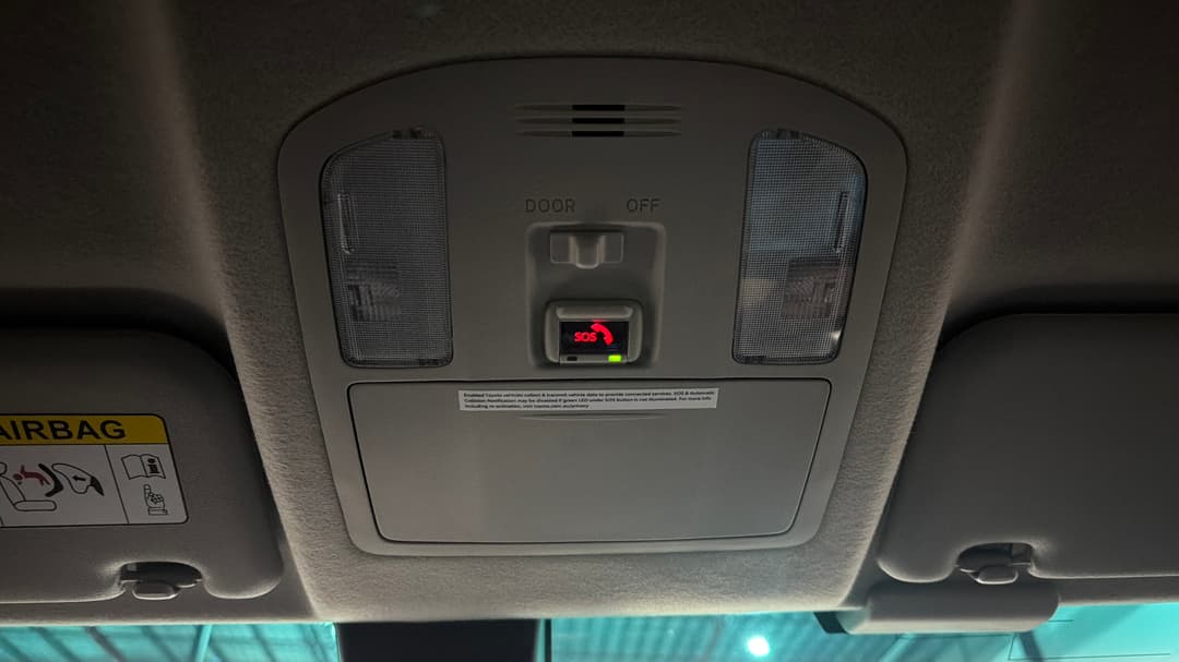 2024 Toyota Hilux Sr5 + Premium Interior (4x4), Automatic, 37112 km, On-Roof Controls/Sunglass holder