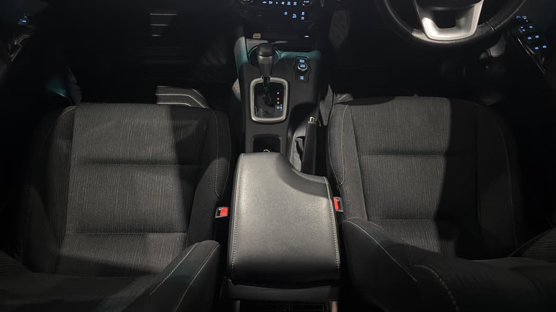 2024 Toyota Hilux Sr5 + Premium Interior (4x4), Automatic, 37112 km, Center Console