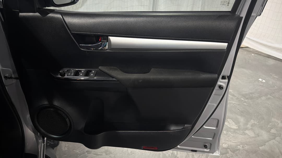 2024 Toyota Hilux Sr5 + Premium Interior (4x4), Automatic, 37112 km, Speaker View