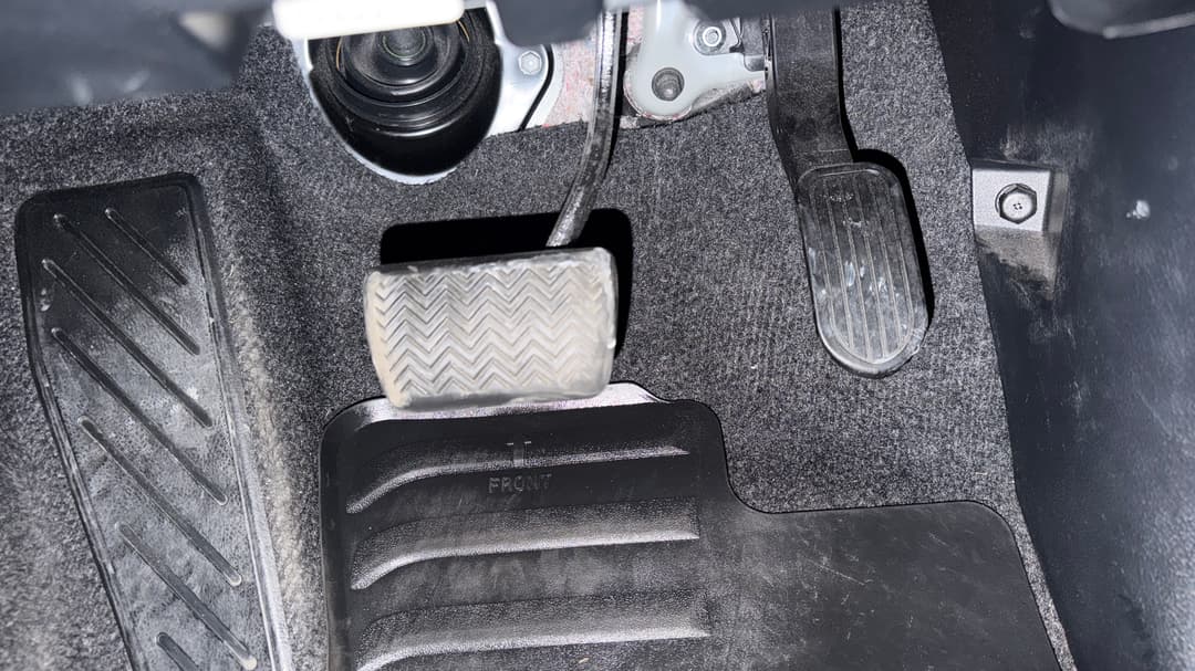 2024 Toyota Hilux Sr5 + Premium Interior (4x4), Automatic, 37112 km, Pedals and Footmat