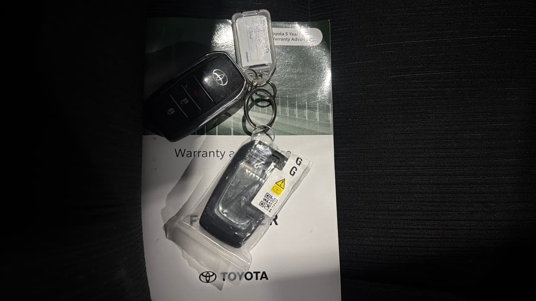 2024 Toyota Hilux Sr5 + Premium Interior (4x4), Automatic, 37112 km, Key Close-up
