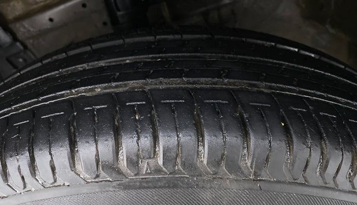 2017 Maruti Swift VXI D, Petrol, Manual, 37,014 km, Left Front Tyre Tread