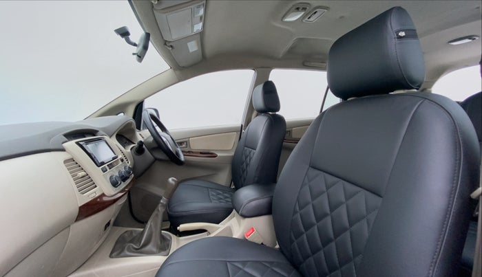 2014 Toyota Innova 2.5 GX 7 STR BS IV, Diesel, Manual, 1,23,972 km, Right Side Front Door Cabin