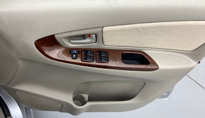 2014 Toyota Innova 2.5 GX 7 STR BS IV, Diesel, Manual, 1,23,972 km, Driver Side Door Panels Control