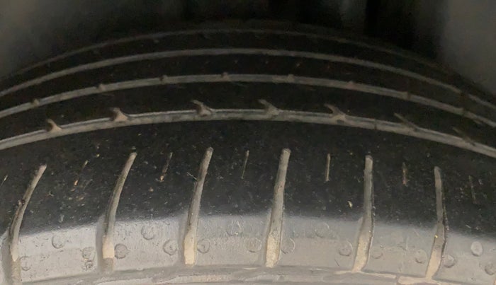 2019 Maruti Ciaz ALPHA  AT 1.5 SHVS PETROL, Petrol, Automatic, 1,08,914 km, Left Rear Tyre Tread