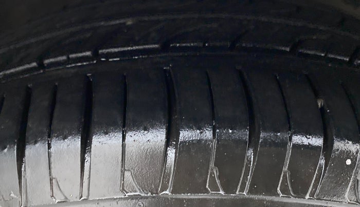 2014 Volkswagen Vento HIGHLINE PETROL, Petrol, Manual, 37,558 km, Right Front Tyre Tread