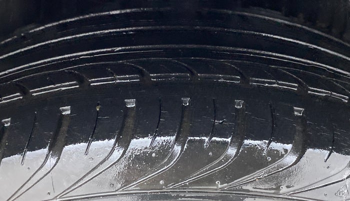2014 Volkswagen Vento HIGHLINE PETROL, Petrol, Manual, 37,558 km, Right Rear Tyre Tread