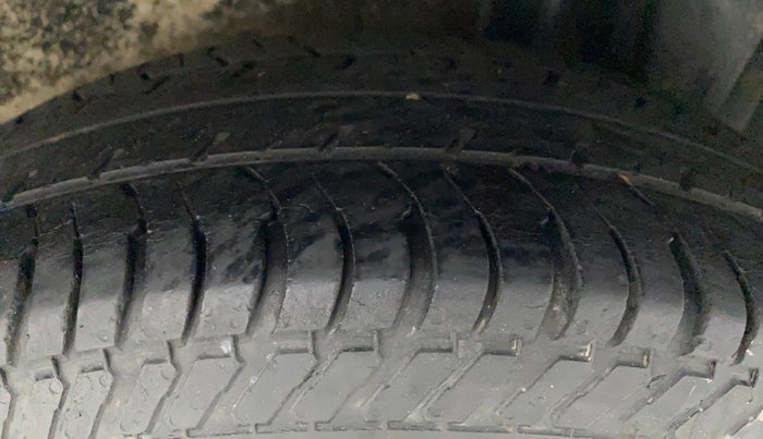 2012 Maruti Ritz VXI, Petrol, Manual, 1,11,046 km, Left Rear Tyre Tread