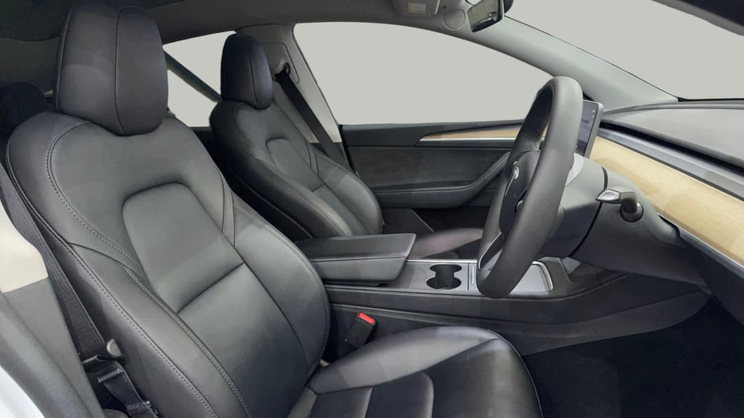 2023 Tesla Model Y Rear-wheel Drive, Automatic, 29867 km, Right Side Front Door Cabin View