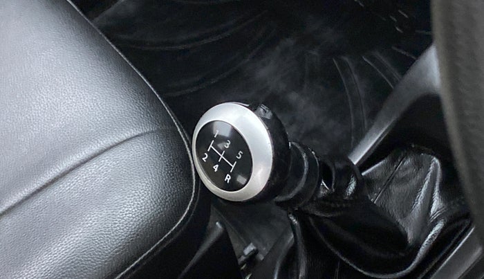 2015 Maruti Wagon R 1.0 VXI, Petrol, Manual, 49,865 km, Gear lever - Knob has minor damage