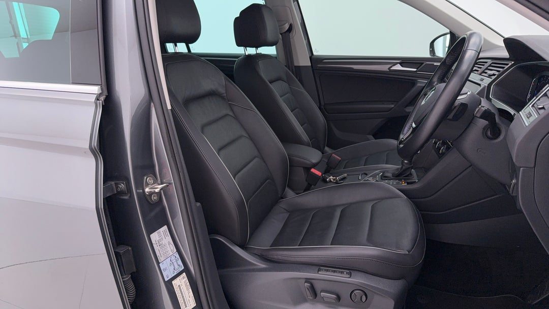2019 Volkswagen Tiguan 162 Tsi Highline, Automatic, 64356 km, Right Side Front Door Cabin View