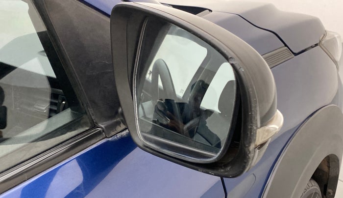 2019 Maruti XL6 ALPHA AT, CNG, Automatic, 96,827 km, Right rear-view mirror - Cover has minor damage