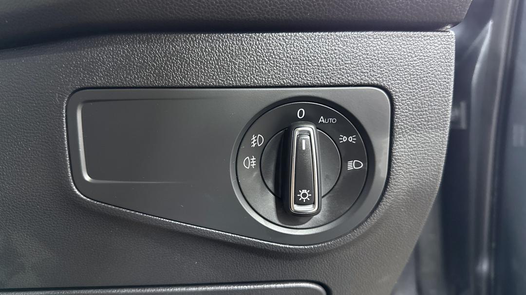 2018 Volkswagen Tiguan Allspace 110 Tdi Comfortline, Automatic, 142758 km, Utility Switches/Buttons