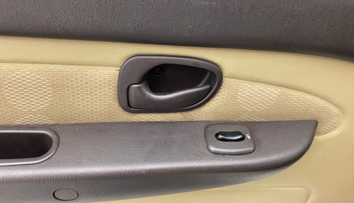 2011 Hyundai Santro Xing GL PLUS, Petrol, Manual, 66,123 km, Left front window switch / handle - Switch/handle not functional
