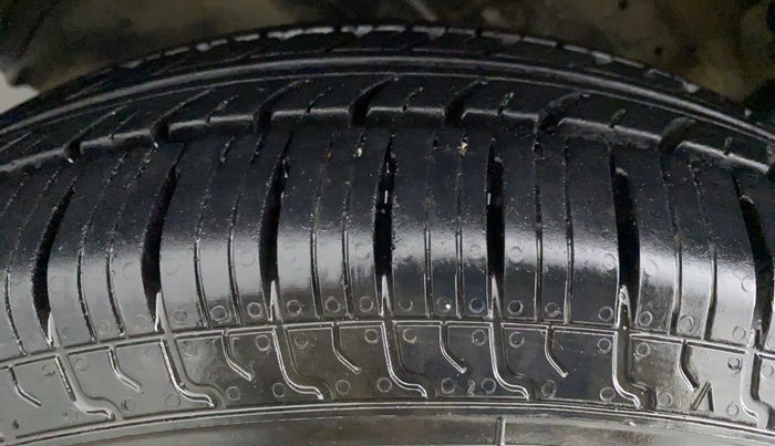 2015 Maruti Swift VXI D, Petrol, Manual, 43,018 km, Right Rear Tyre Tread