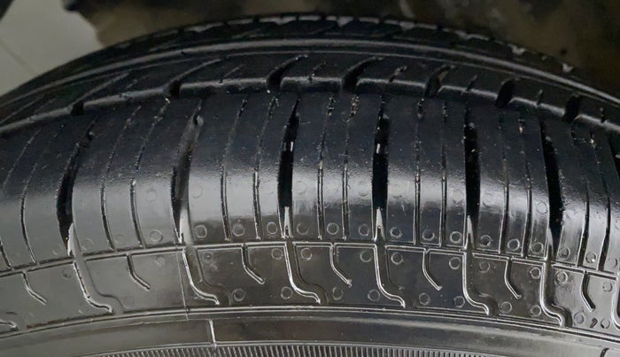 2015 Maruti Swift VXI D, Petrol, Manual, 43,018 km, Left Rear Tyre Tread