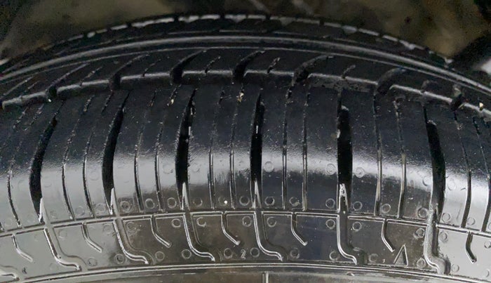 2015 Maruti Swift VXI D, Petrol, Manual, 43,018 km, Right Front Tyre Tread