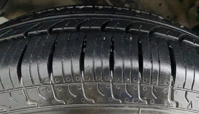 2015 Maruti Swift VXI D, Petrol, Manual, 43,018 km, Left Front Tyre Tread