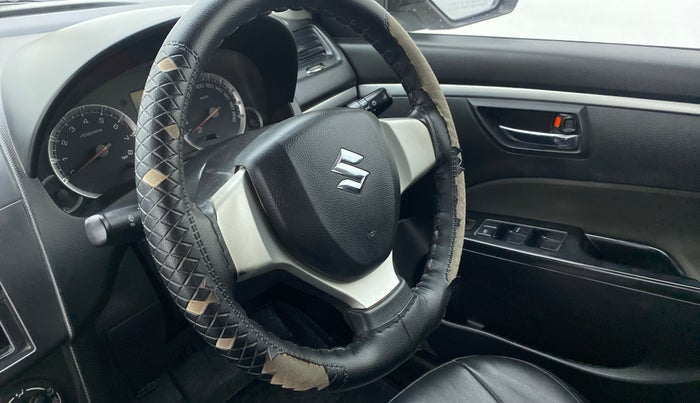 2012 Maruti Swift VXI D, Petrol, Manual, 94,533 km, Steering wheel - Steering cover is minor torn