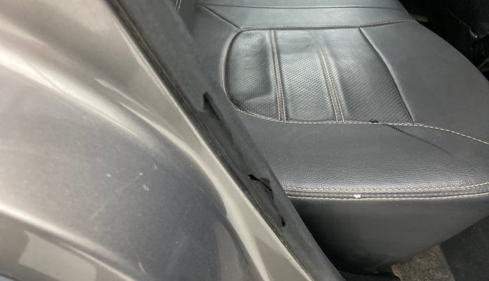 2019 Renault Kwid CLIMBER 1.0, Petrol, Manual, 43,183 km, Right rear door - Beading has minor damage