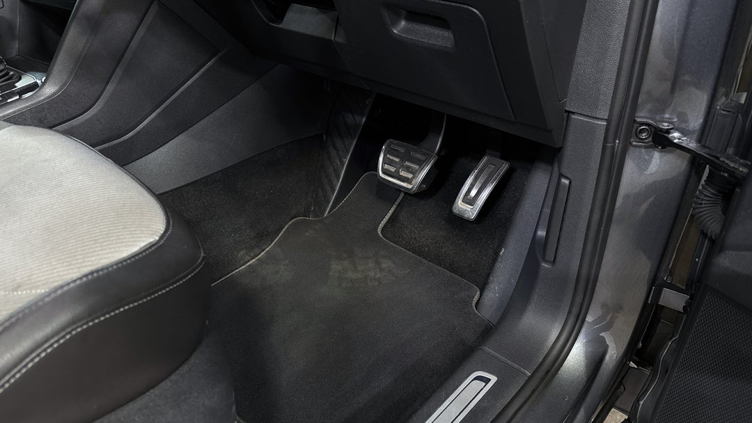 2019 Volkswagen Tiguan 132 Tsi R-line Edition, Automatic, 63435 km, Pedals and Footmat