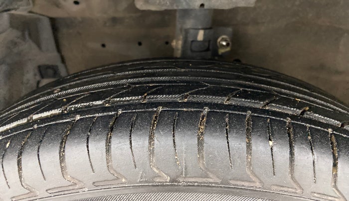 2017 Maruti Swift VXI, Petrol, Manual, 45,696 km, Left Front Tyre Tread