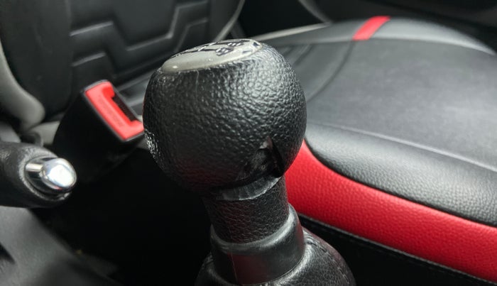 2017 Maruti Swift VXI, Petrol, Manual, 45,696 km, Gear lever - Knob has minor damage